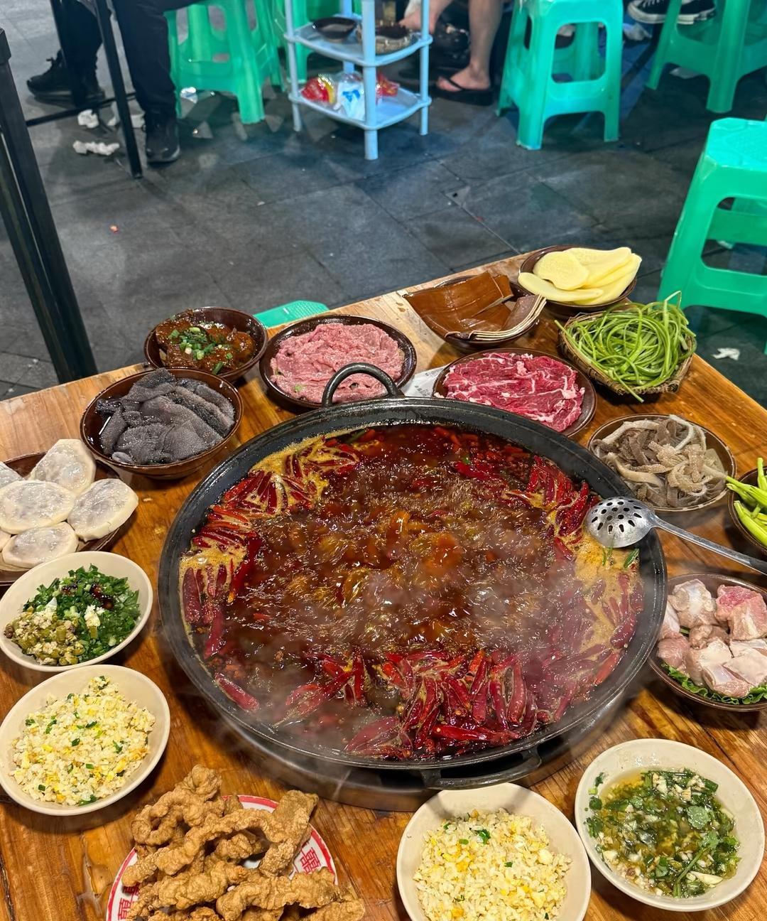 重庆火锅太绝了！那浓郁醇厚的锅底，红彤彤的辣椒与花椒交织，光是闻着味儿就叫人垂涎