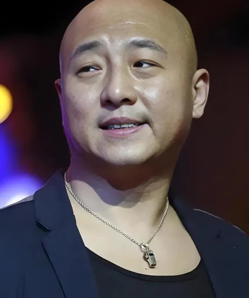 周晓鸥，

敢说他就是不接戏也饿不死，

不是他家底厚，也不是能唱歌，而