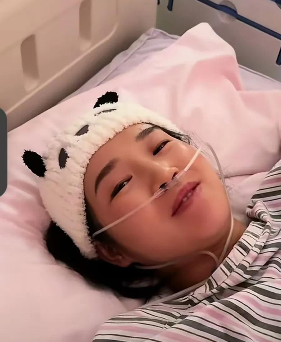 球球生了
小公主一枚
想着起名字叫皮皮
女孩还是不要这个名字吧
球球进手术室的时
