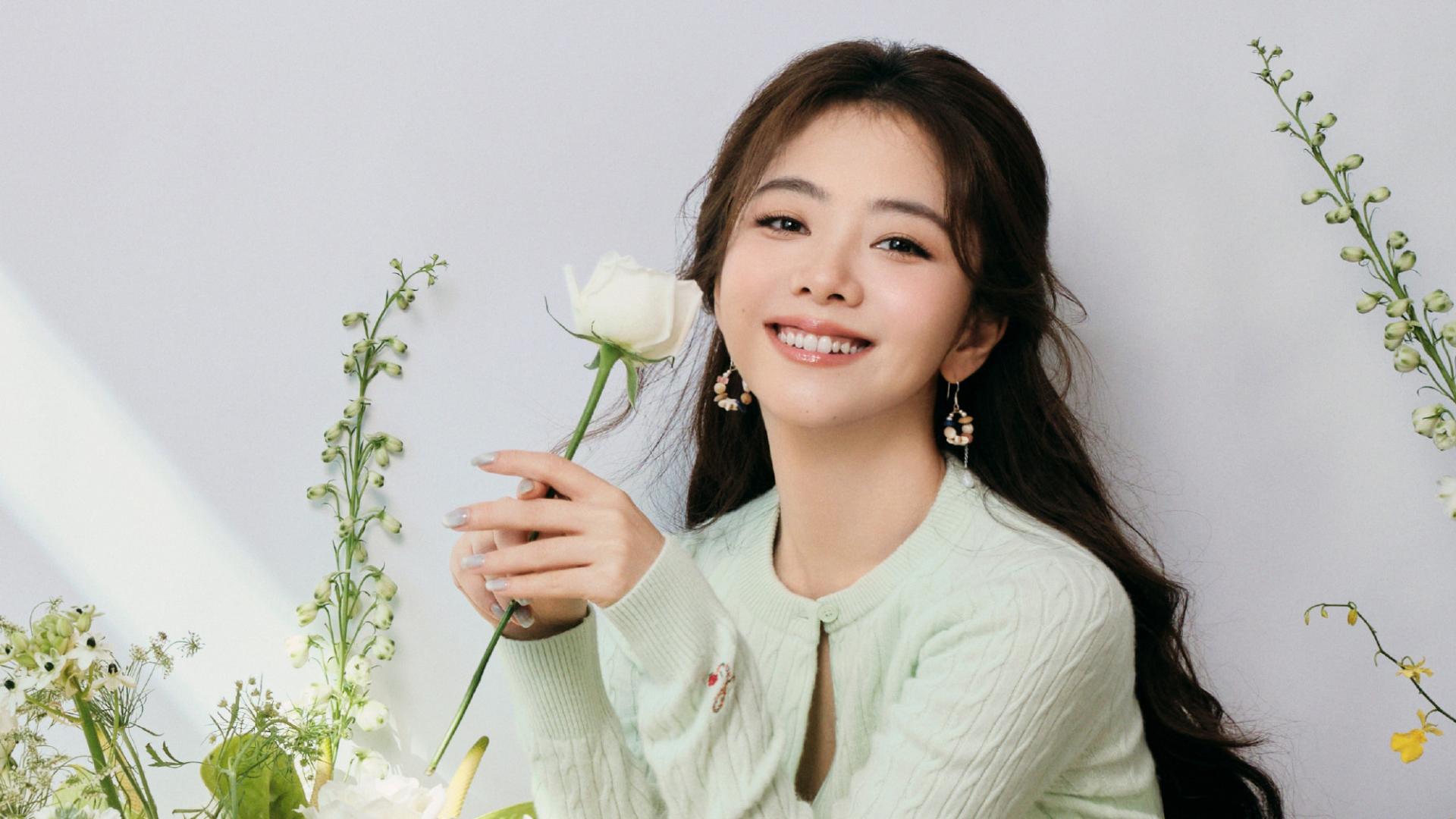 《 谭松韵：花间浅笑，岁月凝香的灵动精灵》