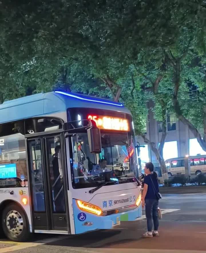 南京新街口南，一公交车在等红绿灯，一女子跑了过来，说要上公交车！但这里不是站台，