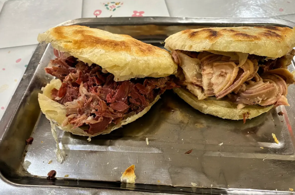 驴肉火烧吃不起了。
我估计这驴肉火烧的生意也快到头了。
为什么？
太贵了。
也不