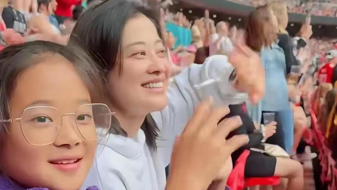 梅婷请假带儿女去看演唱会