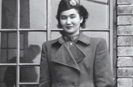 1940年，地下党康乃尔正在茶楼玩牌，一军统美女突然拍了了拍他的肩膀，使了个眼色