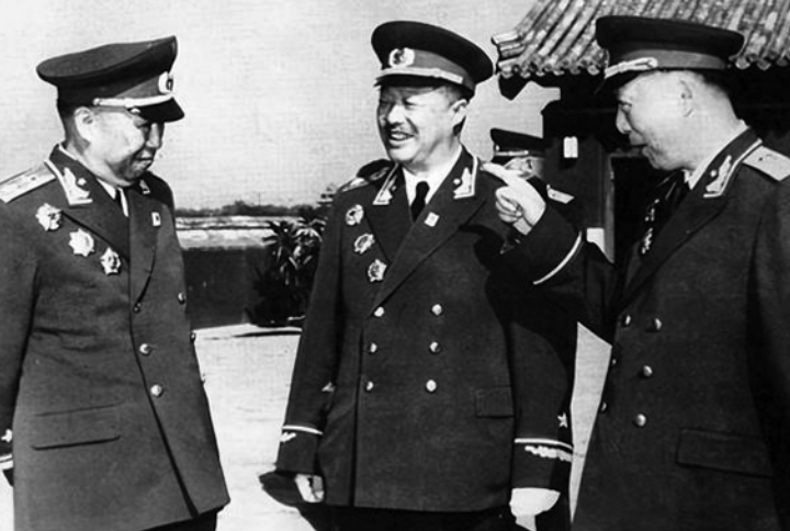1955年举行授衔仪式时，其他元帅都在谈笑风生，而彭德怀却坐在一边，落落寡欢，是