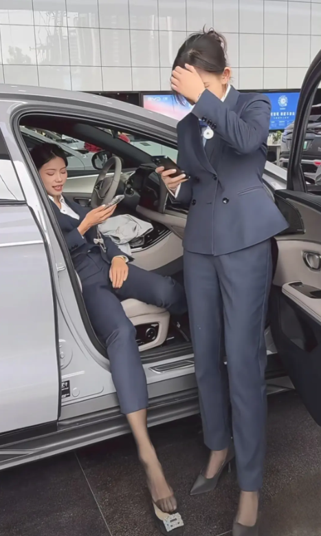 做为一个汽车销售，随时随地的脱鞋

