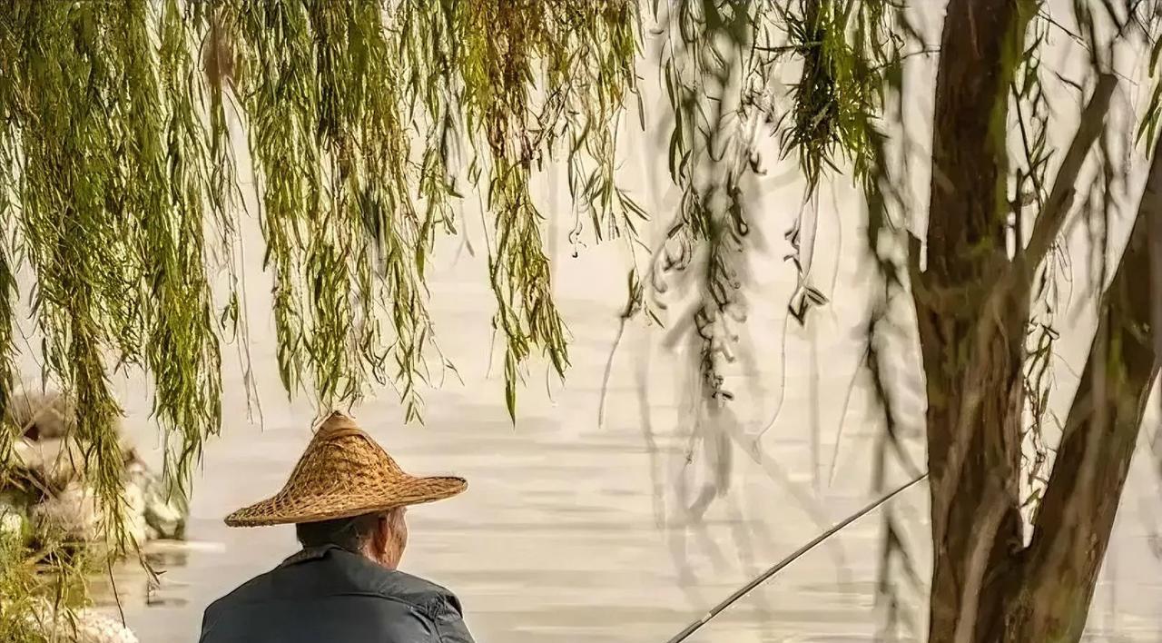 北京，一七旬老汉醉酒后在果园钓鱼过程中，因下水去捞竿，最终不幸溺水身亡。事后，老