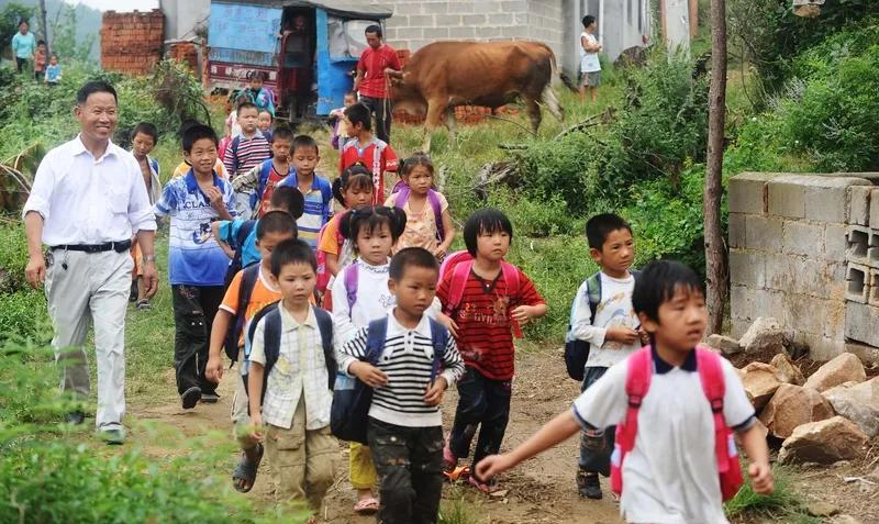 据说暑假有老师上门家教，就是有老师去到学生家里1对1给学生补课。
这个事情感觉应