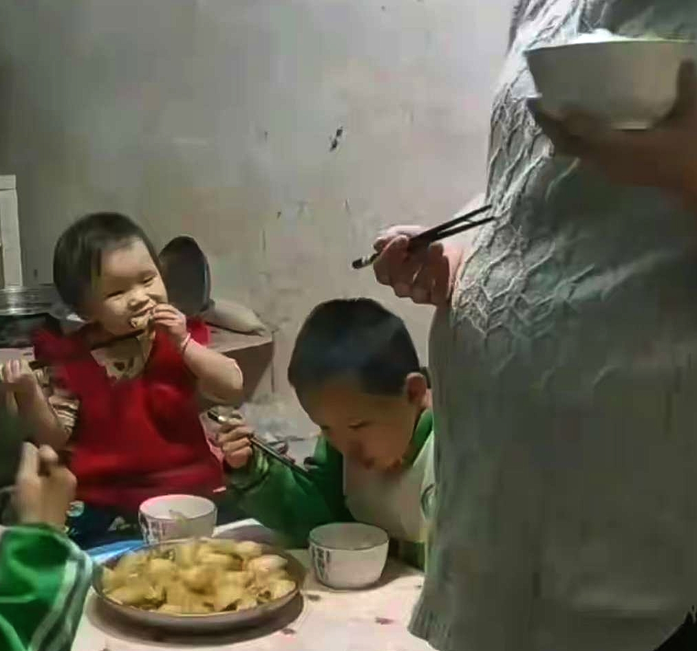 六个人吃一个菜 为什么还要继续生[捂脸]