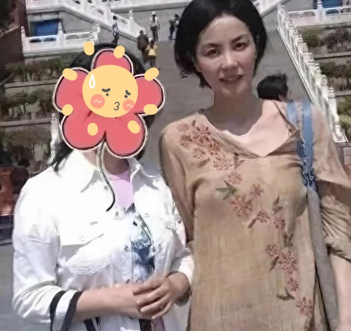 王菲寺庙拜佛被网友偶遇，照片里得王菲又是纯素颜出镜，似乎每次去寺庙，她都没有化妆