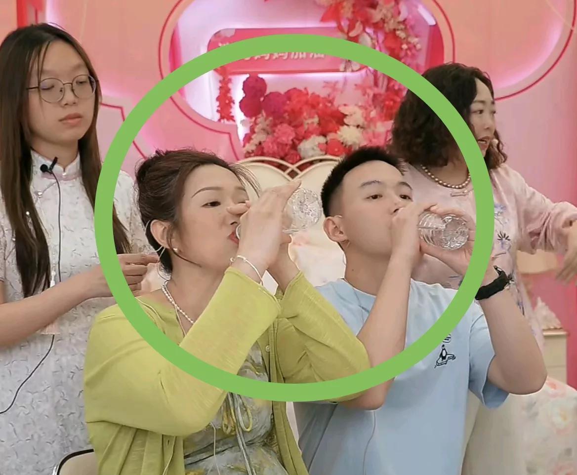 大家发现没有？
有其母必有其子，
许建华和谢浩男不愧是亲生的，竟然连喝水的动作都
