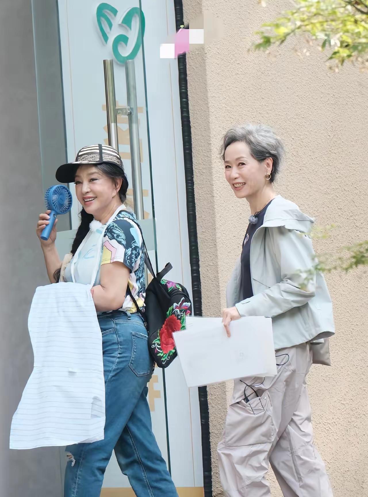 中年发福的刘晓庆与身材纤细的叶童，你认为谁的气质更胜一筹？
在《一路繁花》中，刘