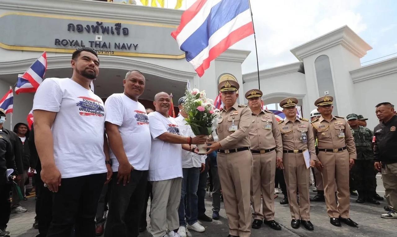 泰国民众献花祝捷，民族主义爆棚。泰柬冲突暂时结束，双方都大肆宣传取得胜利，打击了