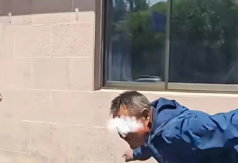 有其父必有其女啊，一家人都这么不要脸！
女子对老公不忠，丈夫在法院门口提出离婚