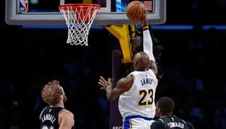 詹姆斯助攻超保罗夜，湖人16分逆转神迹！东契奇1句话血洗灰熊：快退防比100战术板更值钱