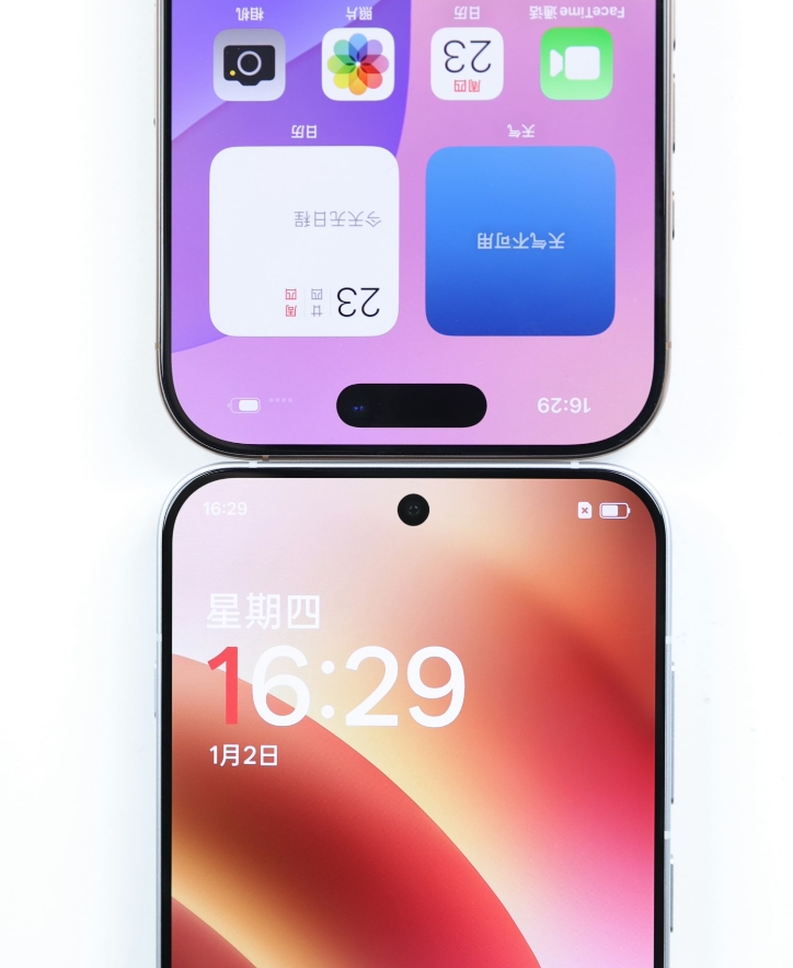 一加13T和iPhone 16 Pro的边框对比，国产屏幕看起来要更加优秀。不过