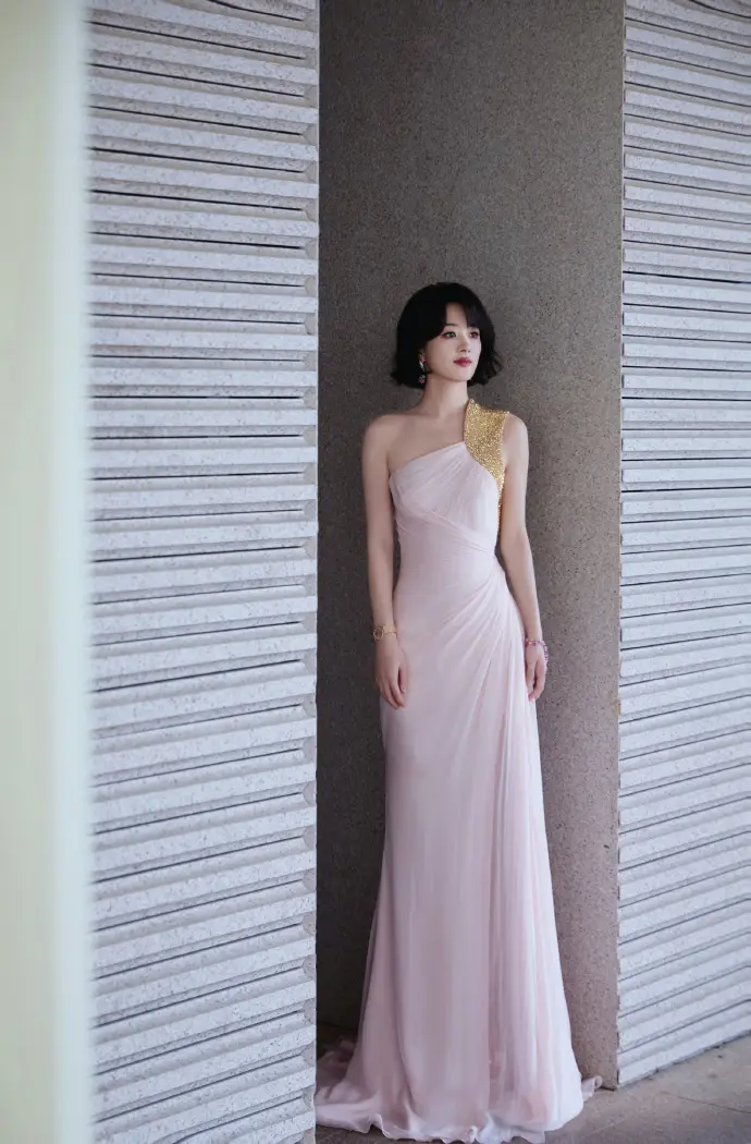赵丽颖第37届金鸡奖红毯造型太美了吧
