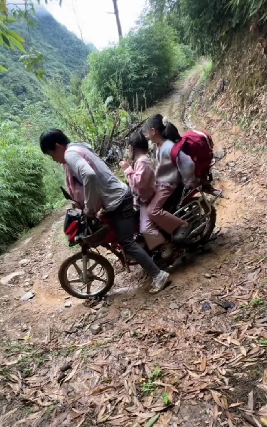 都2025年了，真没想到在这偏远的农村山区，竟还有如此难行的路。
这场景，不就和