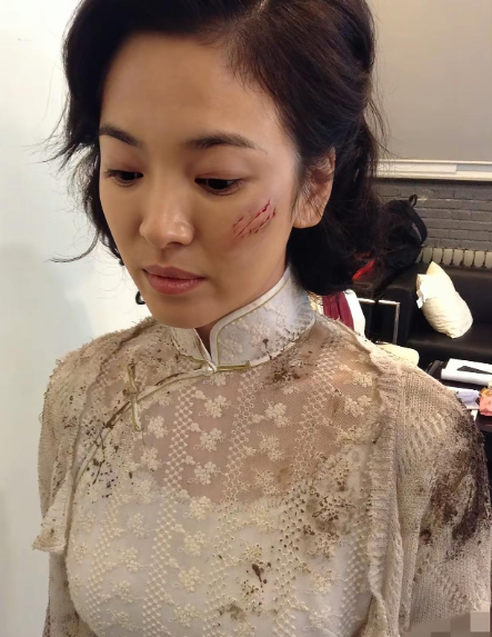 宋慧乔真的是纯天然美女啊
这么近距离一点瑕疵都没有
人也温柔