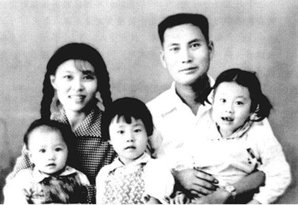 一张罕见的全家福，这个帅气的年轻人，后来当了共和国的军委副主席。

