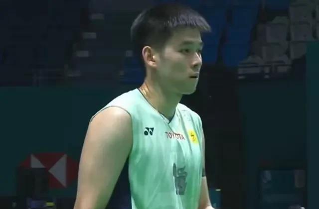 中国羽毛球公开赛男单首轮，现排名世界第一的泰国名将昆拉武特对阵印尼20岁小将法汉