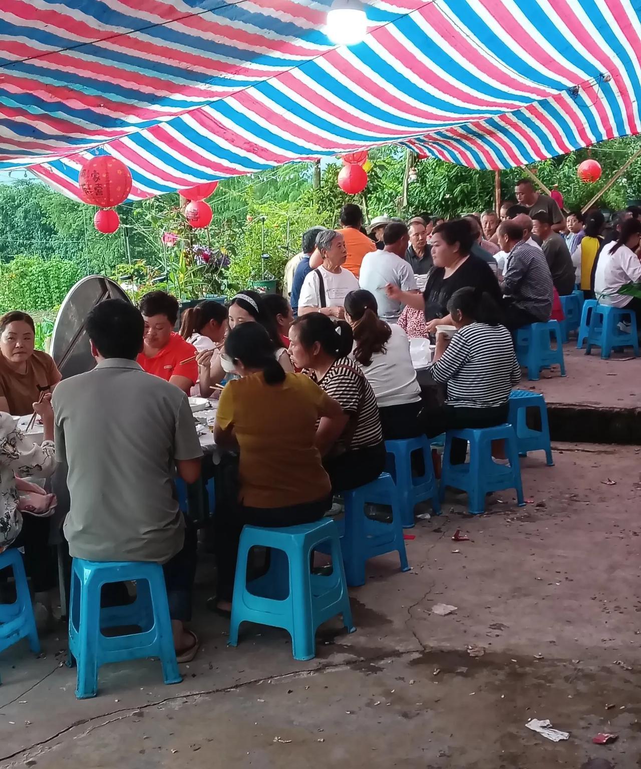 真气人，花1000元吃个结婚酒，还另花100元买了只鸡才脱了爪爪。
外侄结婚，我