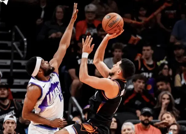 布克创队史纪录，在赛季前6场5次砍下30+分
11月02日讯 NBA杯小组赛，太