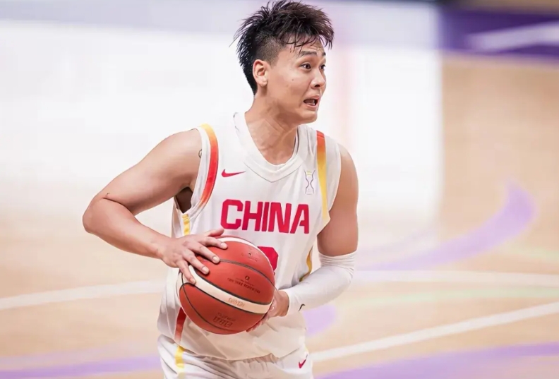 不要说中国男篮没有派最强阵容出战亚洲杯，因为伤病本来就是球队的不可把控项……
你