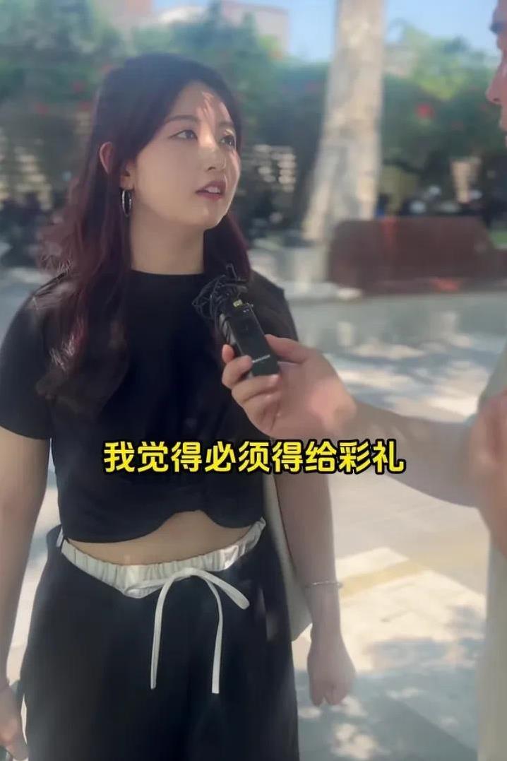 牛郎街访记者问：孩子跟你姓，但是不给你彩礼，你接不接受？
女生：我接受不了，我觉