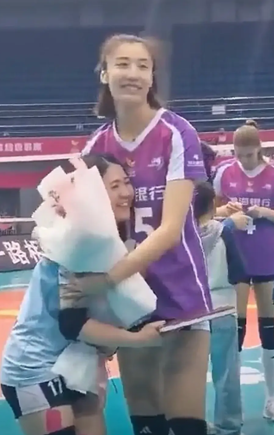 有心的天津球迷在藤井莉子即将离开的时候，送给了她一本相册。

相册中的每一张照片