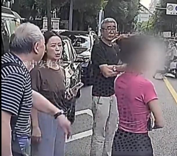 “马路不是你家”。四川，一位女子，每天负责接送娃上学、放学。9月12号这一天，她