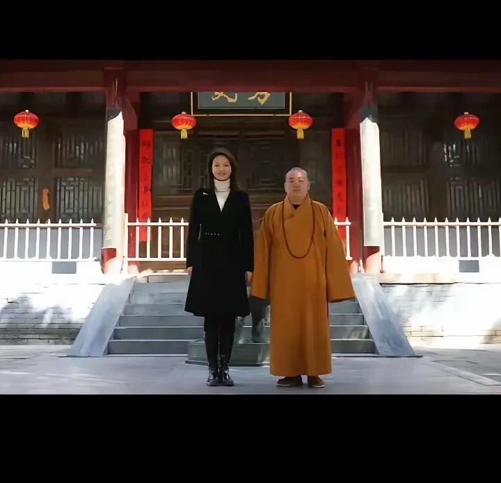 2012年，央视著名美女主持人刘芳菲和释永信