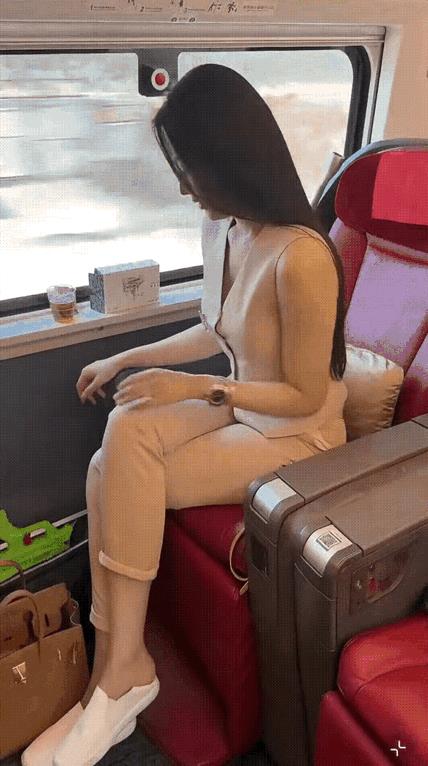 小姐姐，这气质，这坐姿，无敌。