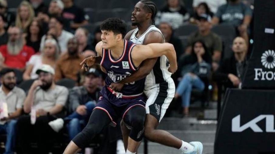 北控后悔不？NBA季前赛陈国豪连续两场上双，下赛季或迎蜕变！