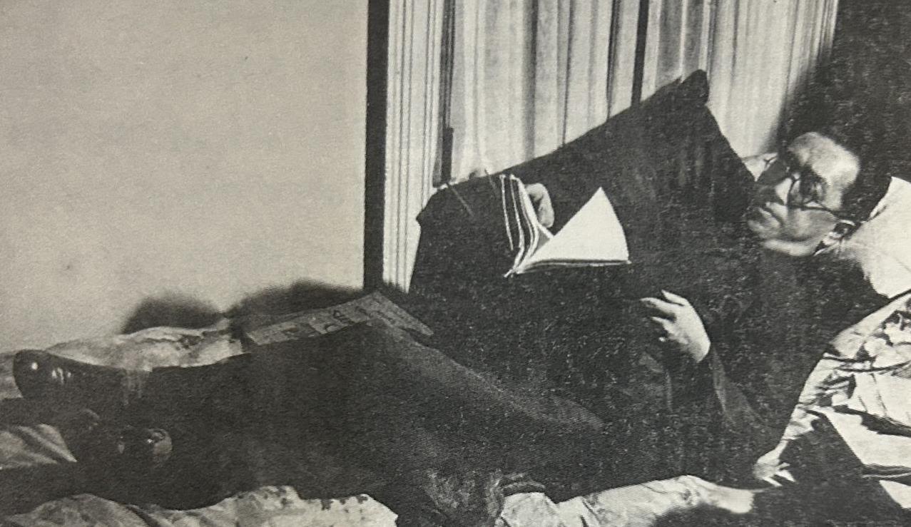 1939年，时任中国驻美大使的胡适在沙发上看书。胡适一生，以学术和政治为两个主题