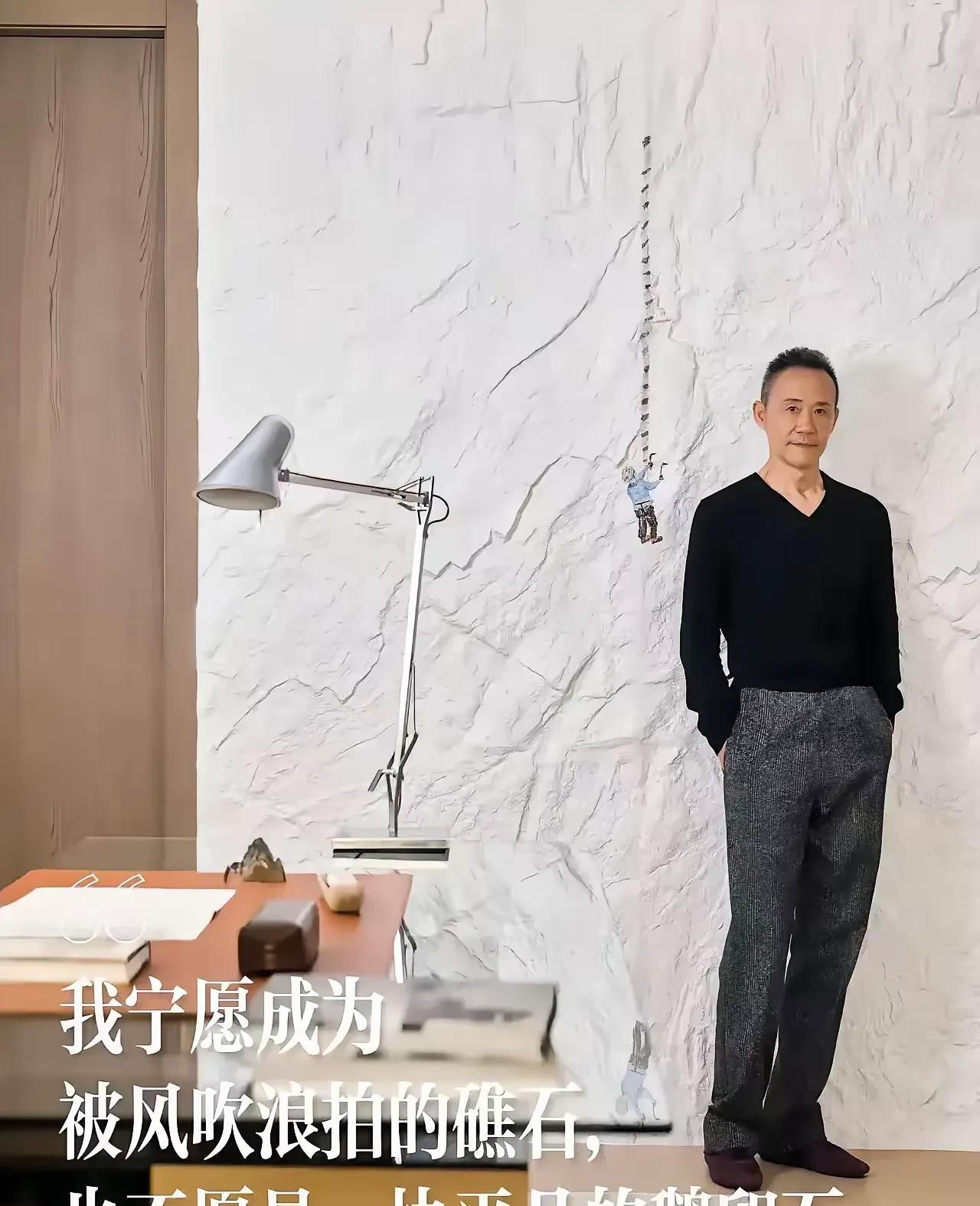 看了一眼这个照片，辣眼睛！
姿势够妖娆，打扮也够日韩，这是卯足了劲往年轻了鼓捣，
