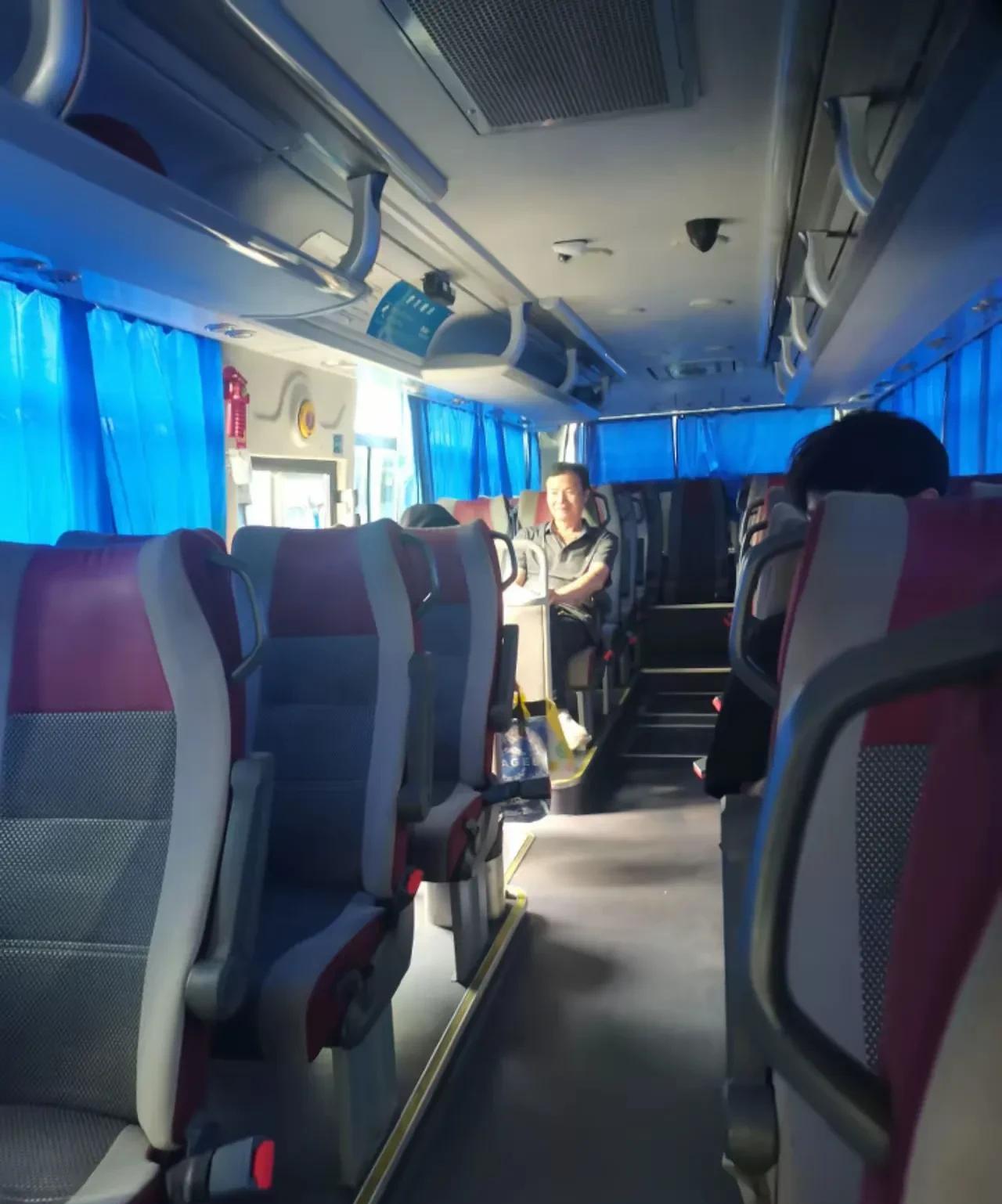 现在的大客车还有人坐吗？是不是都被私家车和高铁飞机替代了？