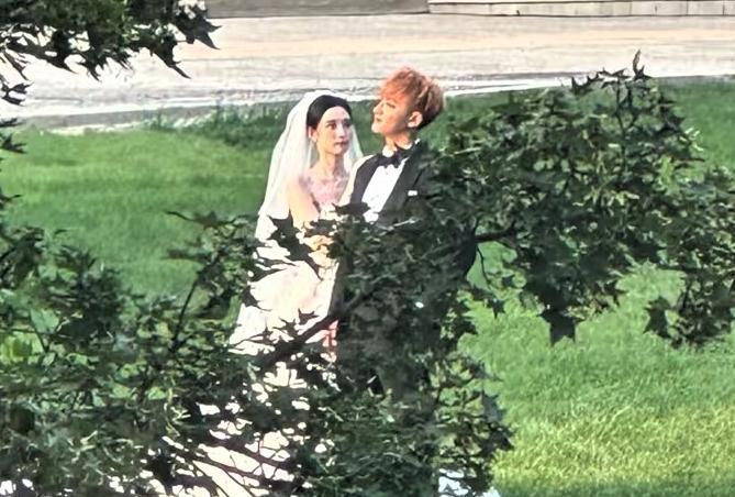 有网友偶遇黄子韬徐艺洋拍婚纱照，不愧是明星，她俩真的好养眼啊！尤其是徐艺洋，又高