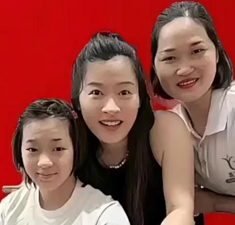全红婵出席
师兄家宴
近日全红婵出席师兄家宴
疲态难掩却仍笑得真诚
这丫头扛着奥