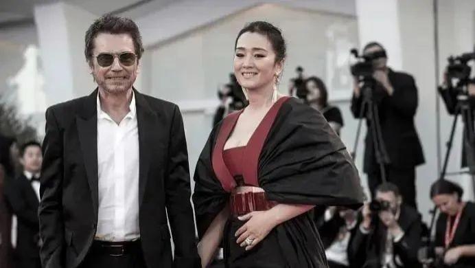 恩爱了6年，76岁的法国老公衰老萎缩，59岁的巩俐正绚烂如花