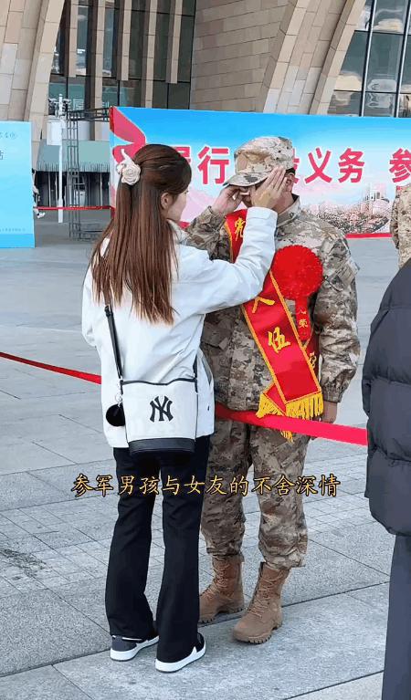 一位姑娘在火车站为她的爱人送行，目送他奔赴军营。
两人伫立在车站广场，依依惜别