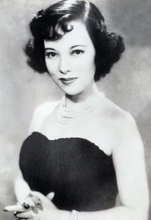 1950年，影星赵丹在深圳见到了曾经的搭档周璇，此刻她却大着肚子，精神恍惚的站在