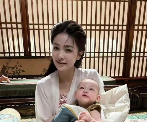白鹿第一次演妈妈的角色，还挺像样！