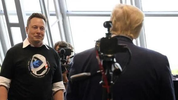 马斯克叫板特朗普！揭“萝莉岛”案幕后，逼美国政坛公开深层内幕