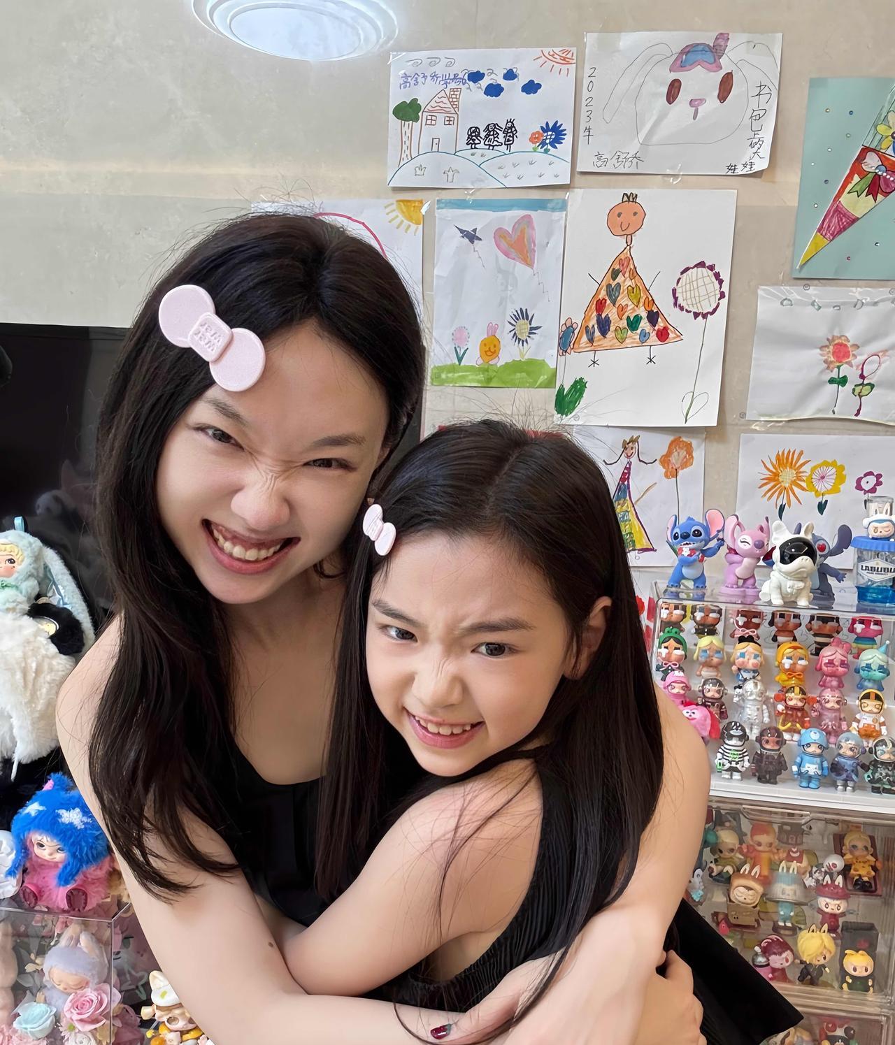 8月6日，管乐晒与董璇女儿的合影，称：“小酒窝与大酒窝相认啦”。
董璇的女儿小酒
