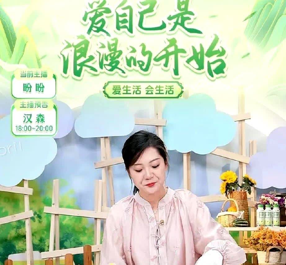 有人在盼盼的直播间里说着非常不入耳的话，盼盼没有理会，还在热情地边吃着糯玉米边给
