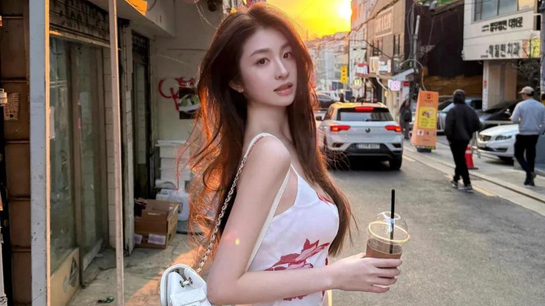 夕阳下长发御姐街头拍照，9个简单动作，自信漂亮落落大方