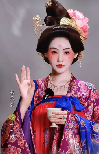 发现《长安的荔枝》里面全是美女，张天爱饰演的十七娘，安沺饰演的云清，周美君饰演的