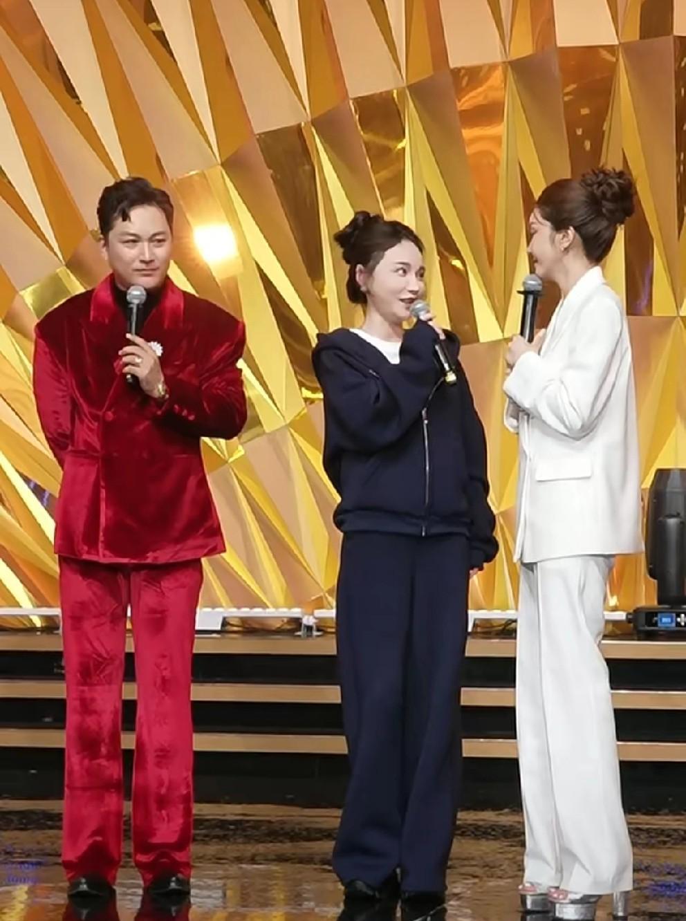 “泔水曼”节奏疯狂霸屏投放酒店巨屏！王小源、刘一手发声维护，明确来ks直播！
在