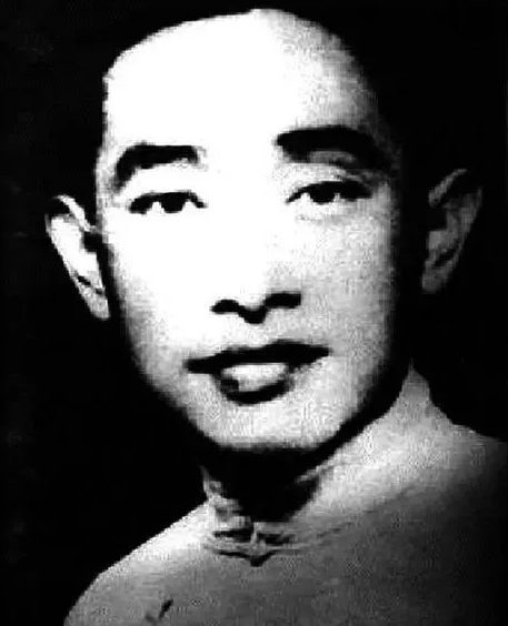 1928年，梅大栋被捕入狱，敌人为了羞辱他，故意把他跟偷牛贼关在一起，谁料偷牛贼